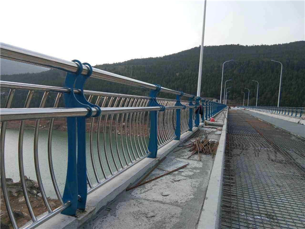 文昌不锈钢桥梁护栏的特点及其在桥梁安全中的重要作用